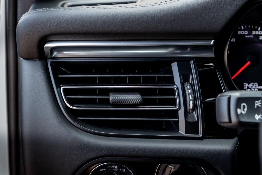 Детали интерьера Porsche Macan S (95B) 2018 года  (WW) (фото 68 из 235)